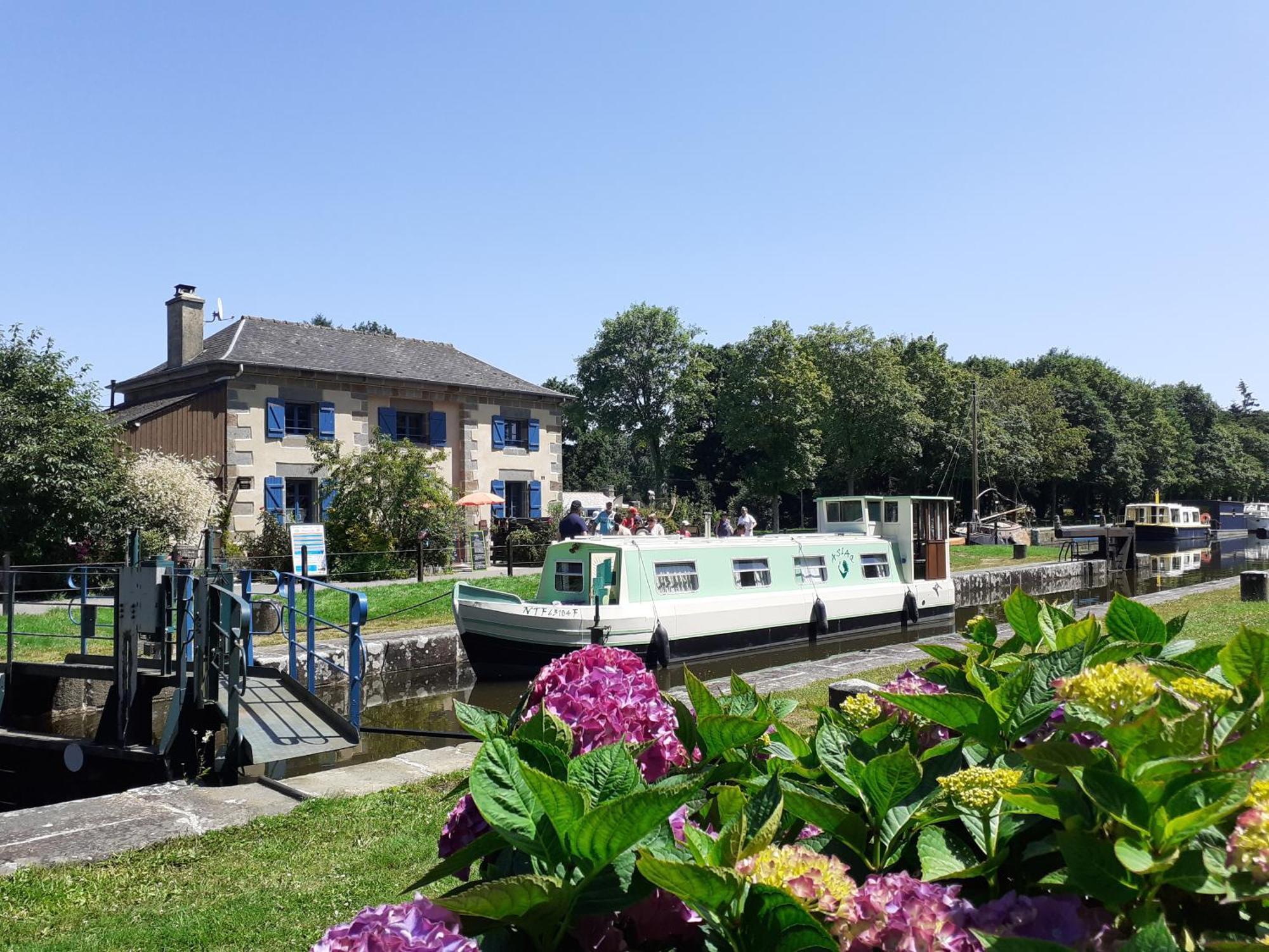 Ille Flottante, Maison Eclusiere Et Hebergements Insolites Sur Le Canal Hédé Eksteriør billede