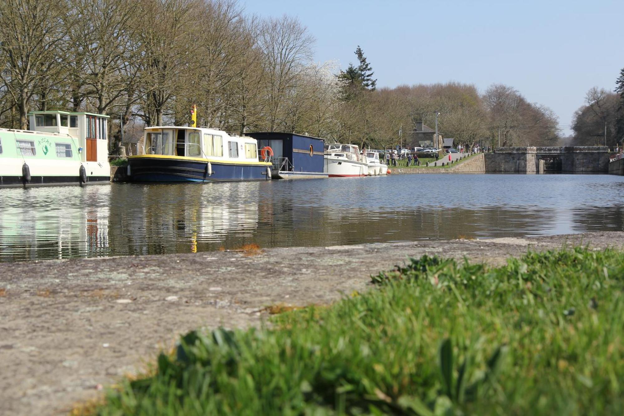 Ille Flottante, Maison Eclusiere Et Hebergements Insolites Sur Le Canal Hédé Eksteriør billede