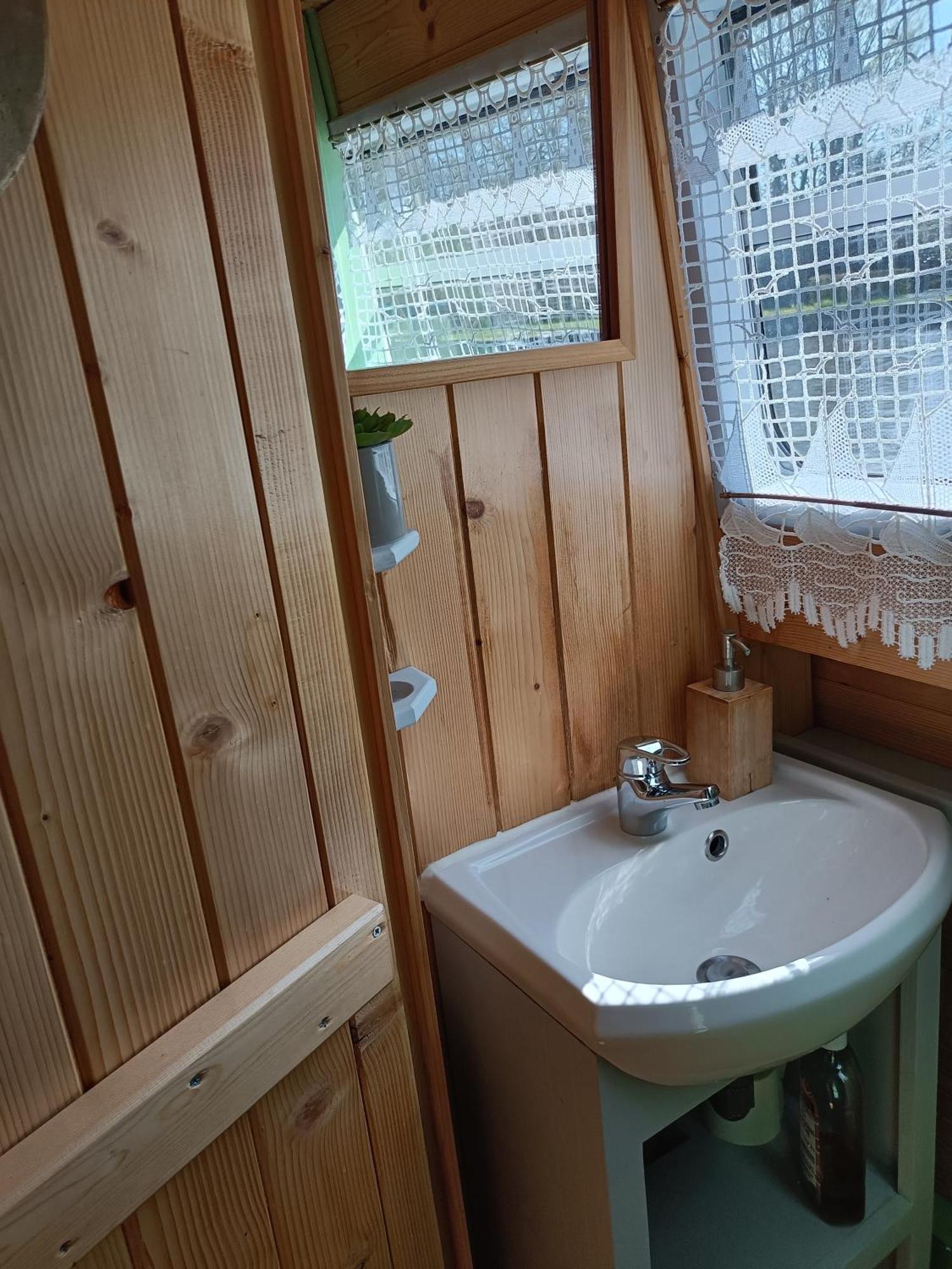 Ille Flottante, Maison Eclusiere Et Hebergements Insolites Sur Le Canal Hédé Eksteriør billede