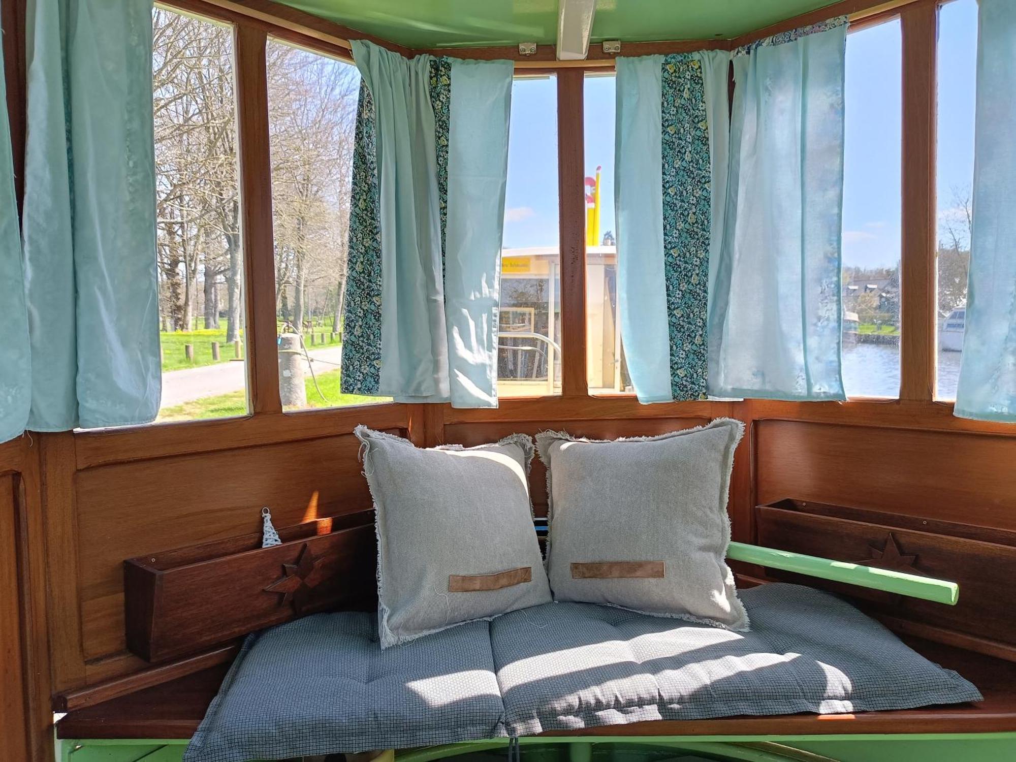 Ille Flottante, Maison Eclusiere Et Hebergements Insolites Sur Le Canal Hédé Eksteriør billede
